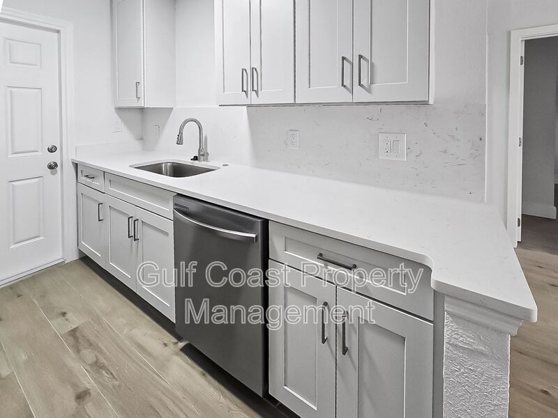 Updated Two Bedroom, One Bath Duplex located Near Downtown Palmetto property image