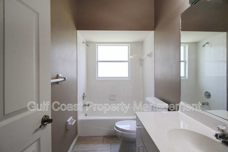 Annual rental: Spacious 3BR/2BA Creekwood Home with Office, Screened Lanai, EV Charger & Resort-Style Amenities property image