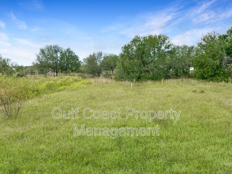 A Rare Find Five Bedrooms And Three Baths Located In Punta Gorda. property image