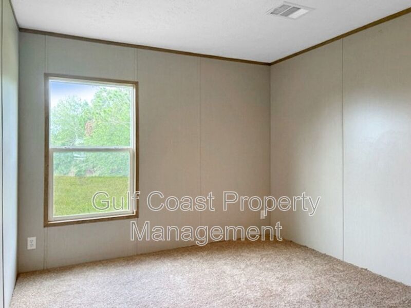 A Rare Find Five Bedrooms And Three Baths Located In Punta Gorda. property image