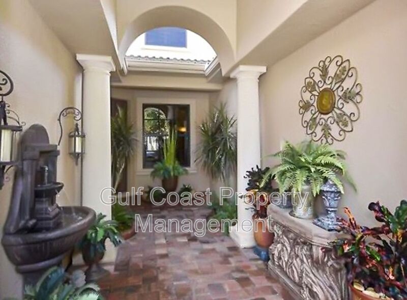 Annual Rental Beautiful 4 Bedroom 3.5 Bathroom Townhome in Bougainvillea property image