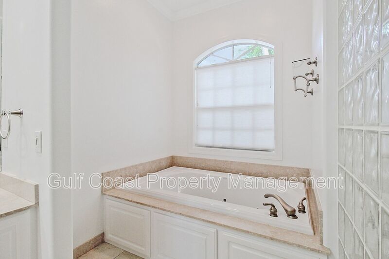 Annual Rental Home with 4BR/3BA Pool with Boat Slip in Harbour Landings property image