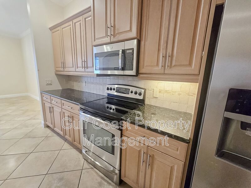 Annual Rental Beautiful 4 Bedroom 3.5 Bathroom Townhome in Bougainvillea property image