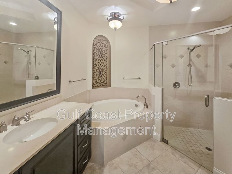 Annual Rental Beautiful 4 Bedroom 3.5 Bathroom Townhome in Bougainvillea property image