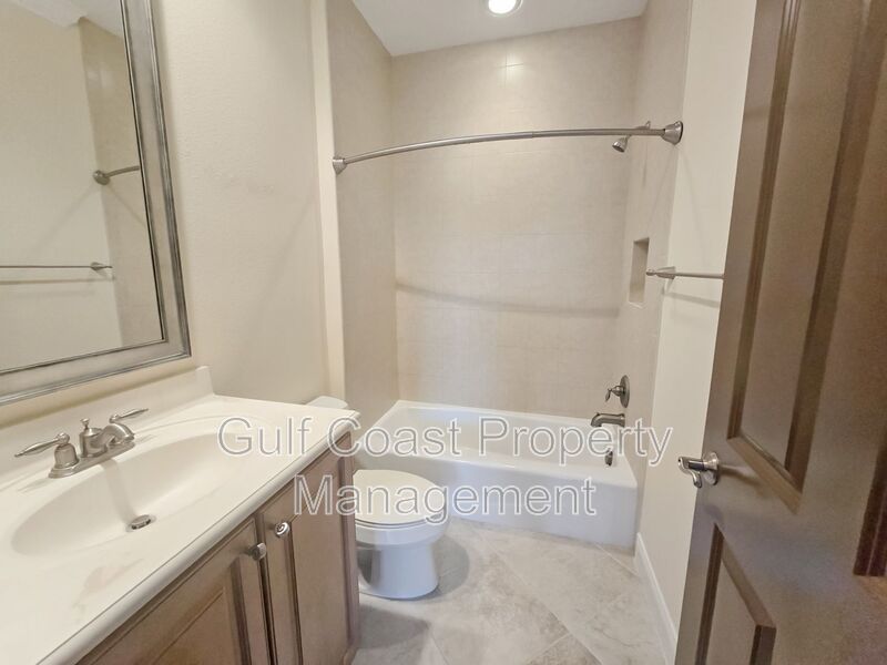 Annual Rental Beautiful 4 Bedroom 3.5 Bathroom Townhome in Bougainvillea property image