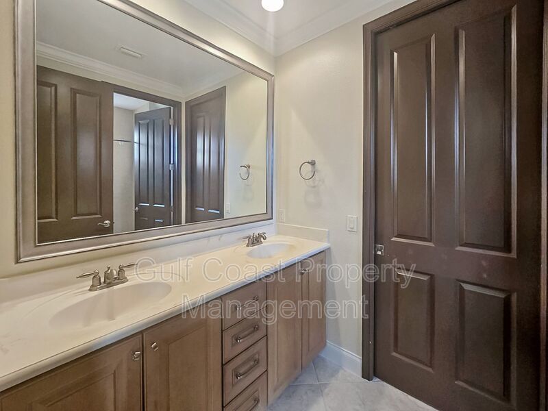 Annual Rental Beautiful 4 Bedroom 3.5 Bathroom Townhome in Bougainvillea property image