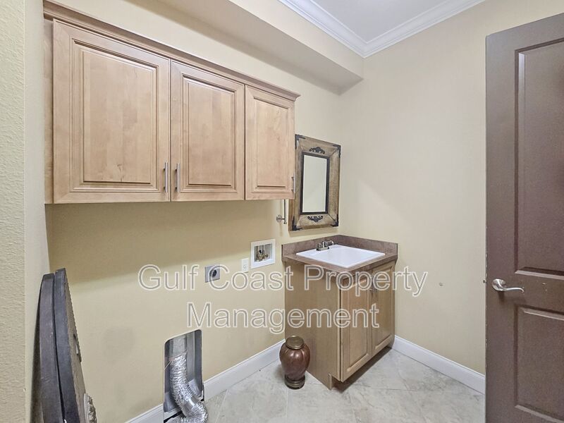 Annual Rental Beautiful 4 Bedroom 3.5 Bathroom Townhome in Bougainvillea property image