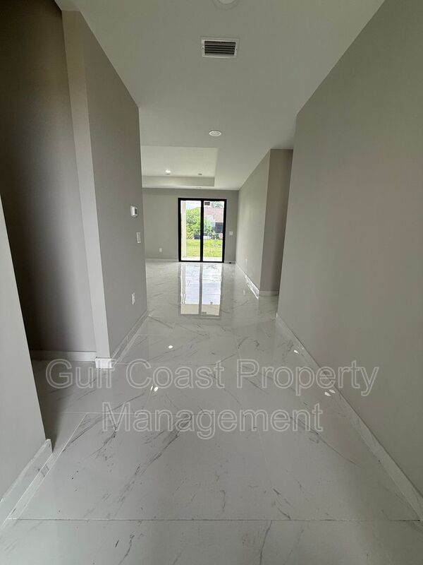 2052 NE 18th Ter property image