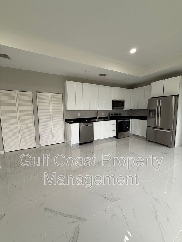 2052 NE 18th Ter property image