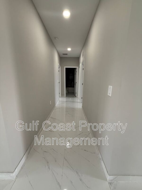 2052 NE 18th Ter property image