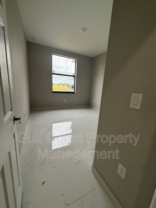 2052 NE 18th Ter property image