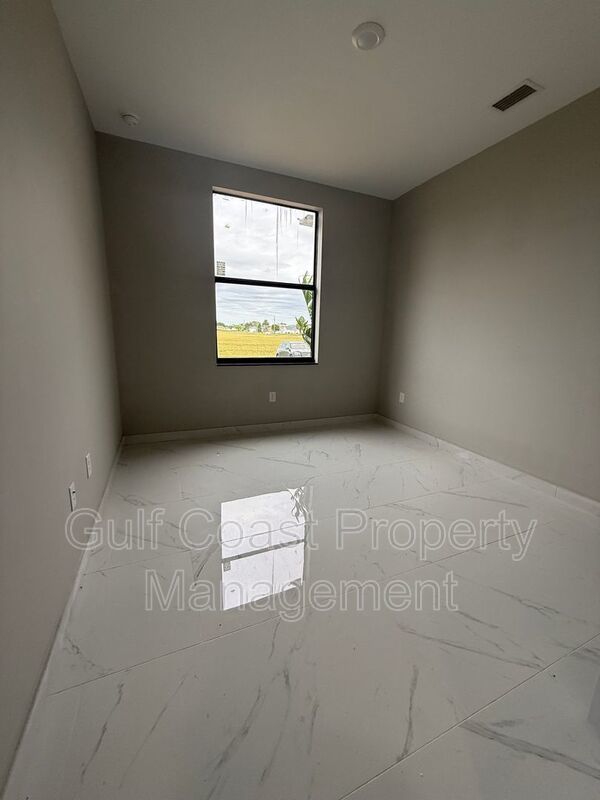 2052 NE 18th Ter property image