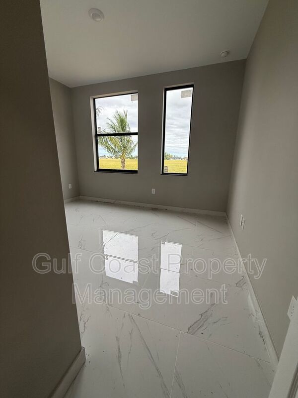 2052 NE 18th Ter property image