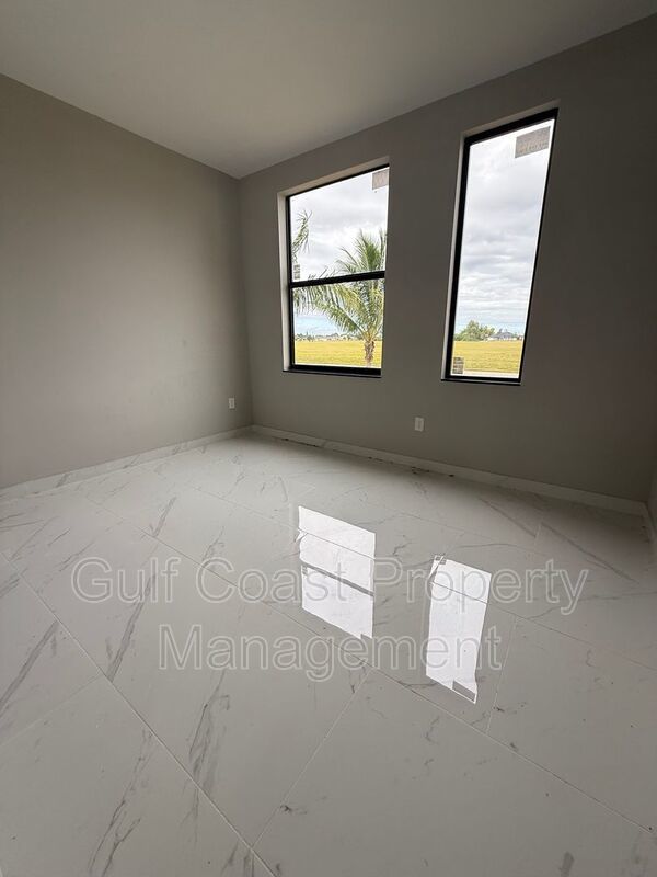 2052 NE 18th Ter property image