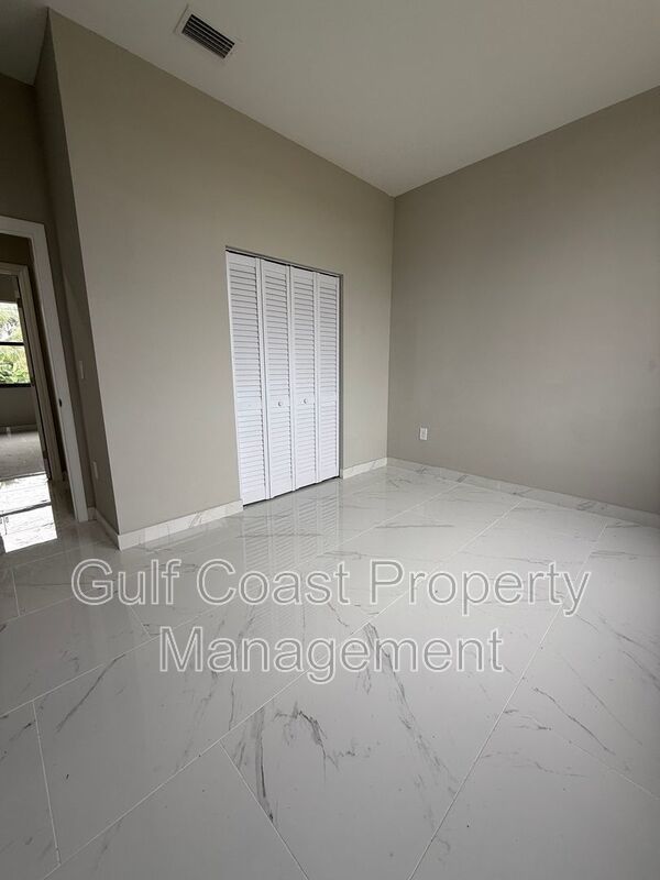 2052 NE 18th Ter property image