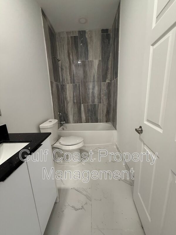 2052 NE 18th Ter property image