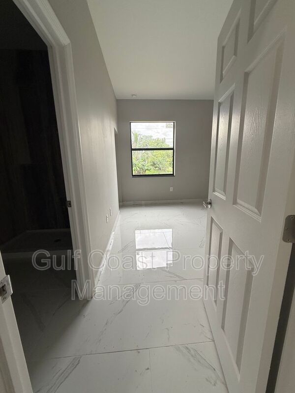2052 NE 18th Ter property image