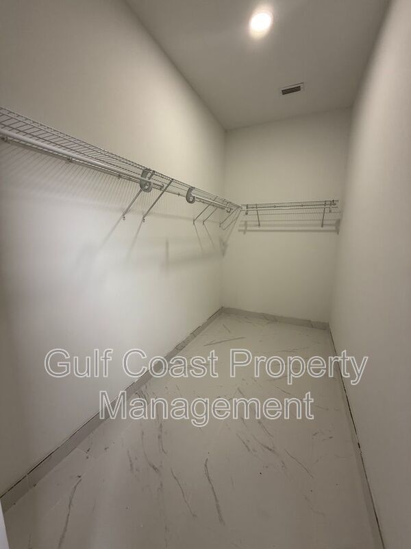 2052 NE 18th Ter property image