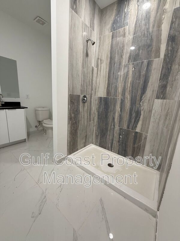 2052 NE 18th Ter property image