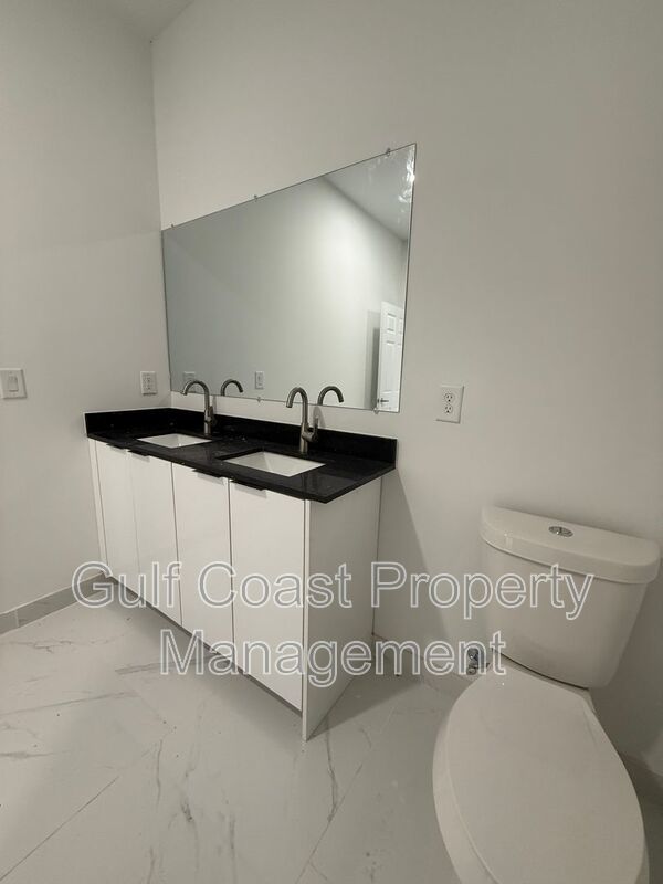 2052 NE 18th Ter property image