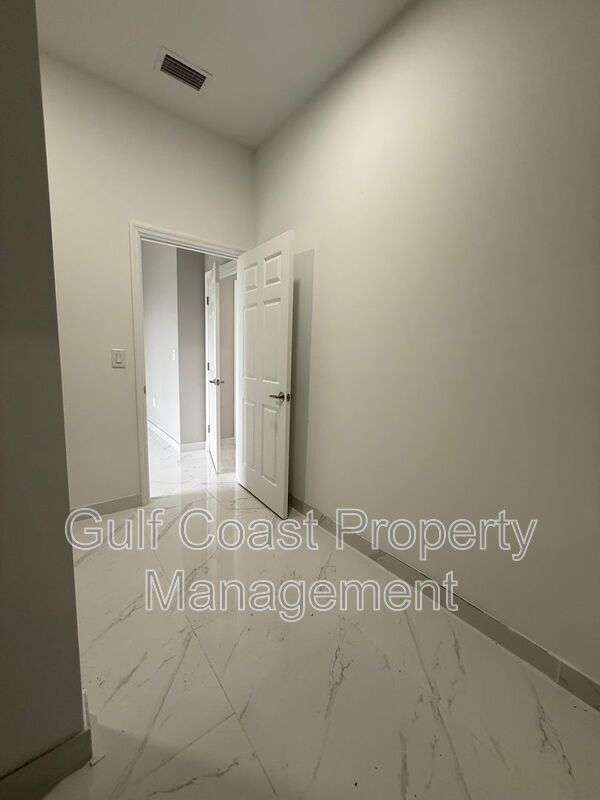 2052 NE 18th Ter property image