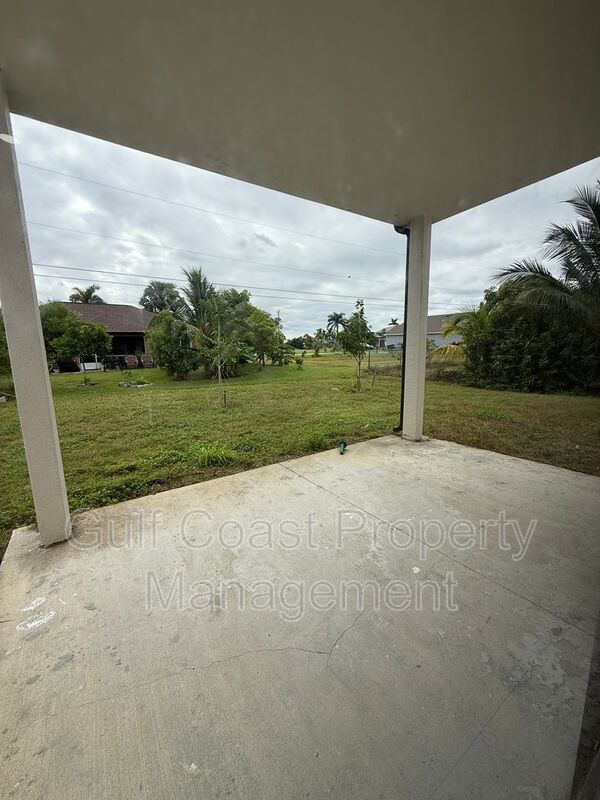 2052 NE 18th Ter property image