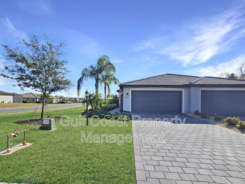 Annual Rental – Move-In Ready in Lorraine Lakes, Lakewood Ranch | 2BR/2BA + Den & 2-Car Garage property image