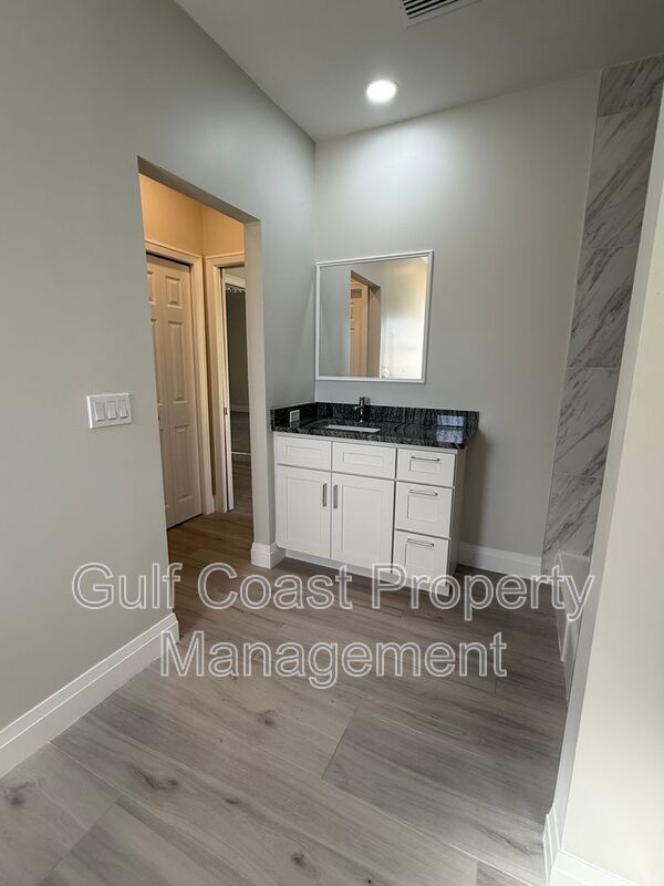 711 SE 33rd Terrace property image