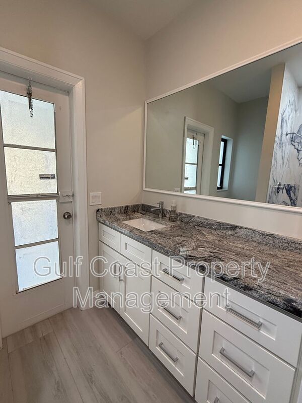 711 SE 33rd Terrace property image