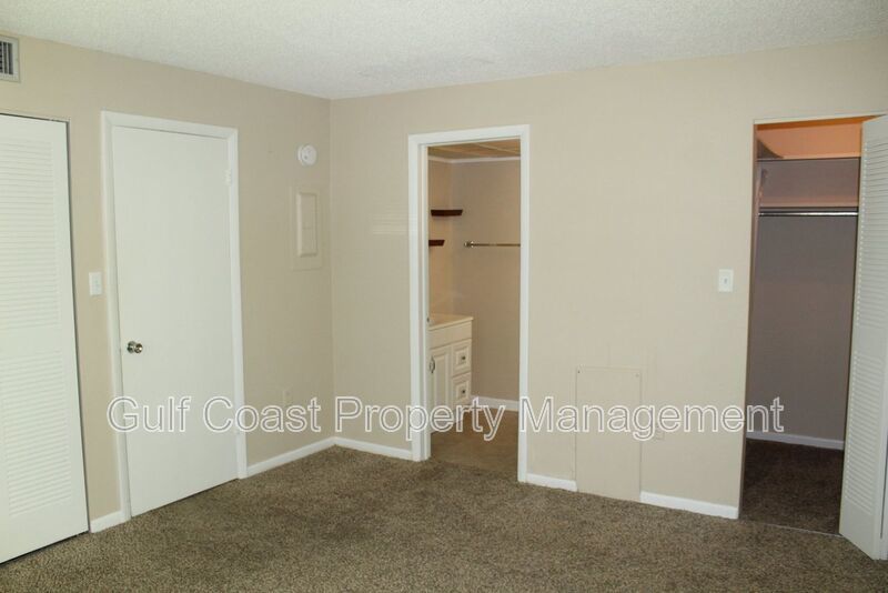 Annual 2nd Floor, One-Bedroom Condo with Screened Lanai and Preserve Views property image