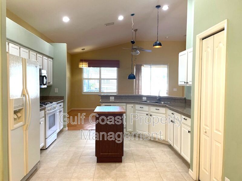 3BR + Den Pool Home in Quiet Cul-de-Sac Available Immediately For Annual Rent property image