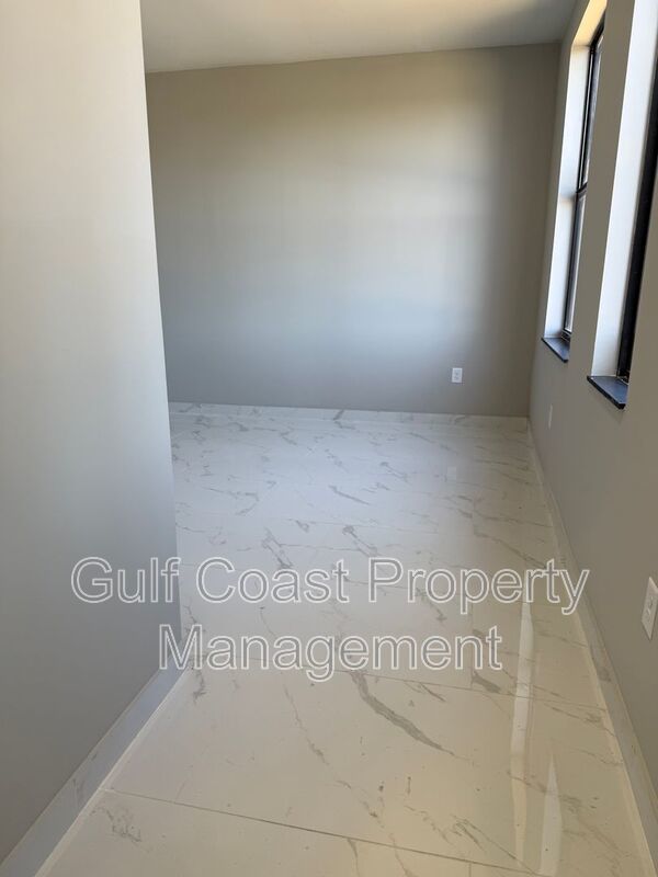 1914 NE 18th Avenue property image