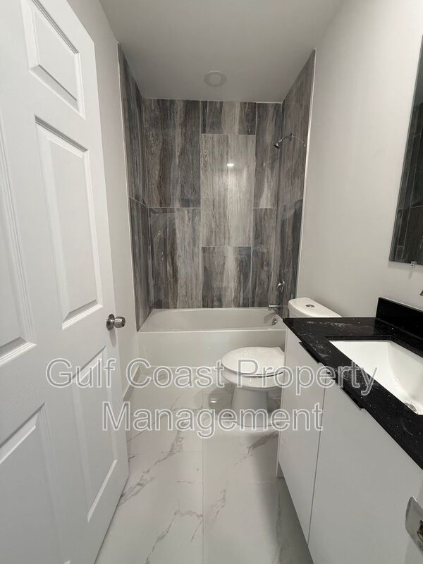 1914 NE 18th Avenue property image