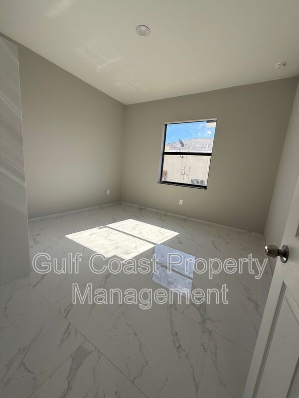 1914 NE 18th Avenue property image