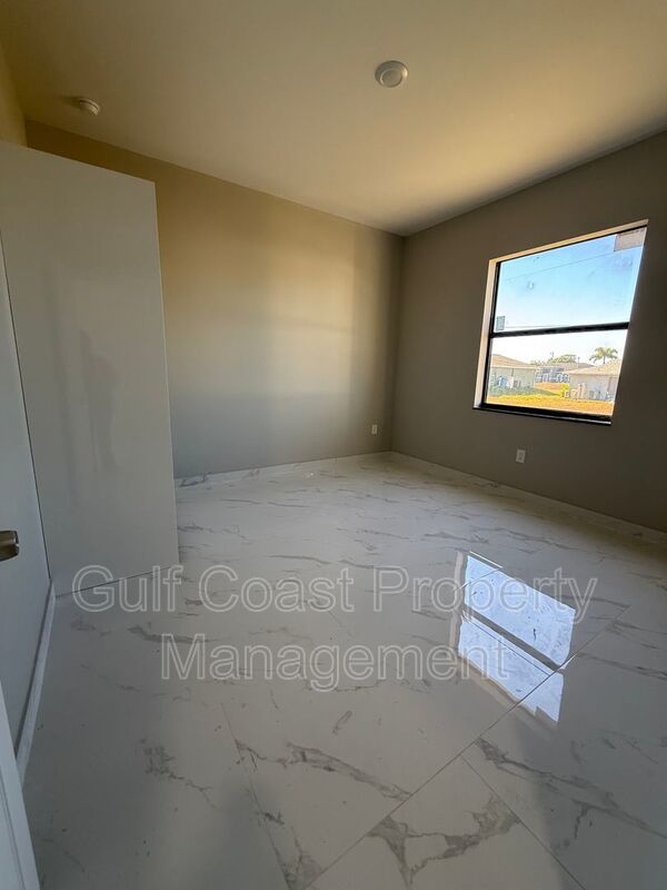 1914 NE 18th Avenue property image