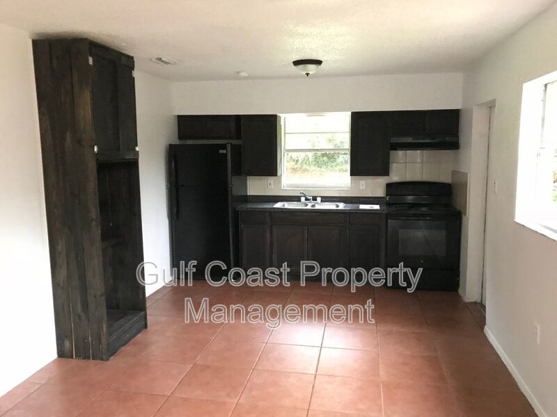 Annual 2-Bedroom Duplex with Carport, Fenced Yard & Pet-Friendly Living property image