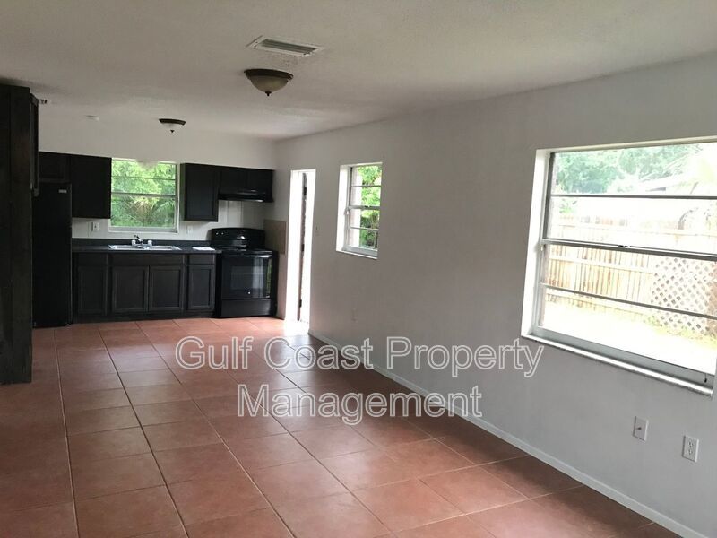 Annual 2-Bedroom Duplex with Carport, Fenced Yard & Pet-Friendly Living property image