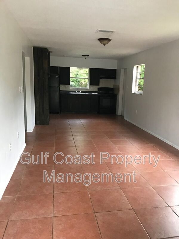 Annual 2-Bedroom Duplex with Carport, Fenced Yard & Pet-Friendly Living property image