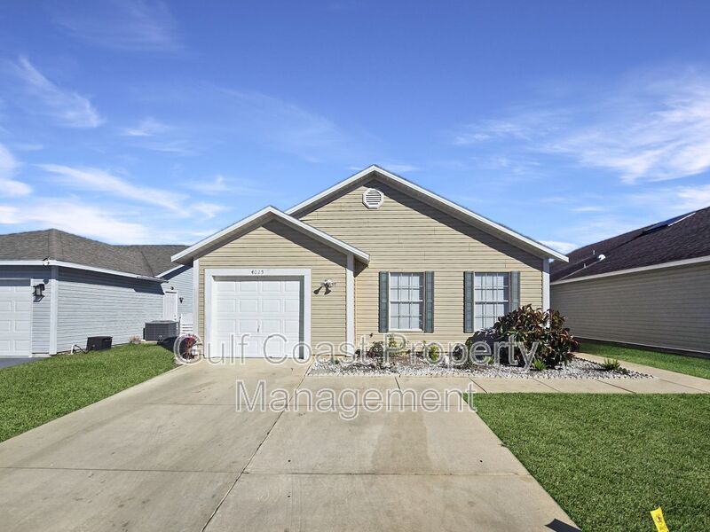 Annual 3 Bedroom, 2 Bath Rental with Vaulted Living Room Ceiling in Lakeside South property image