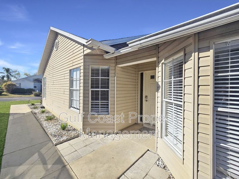 Annual 3 Bedroom, 2 Bath Rental with Vaulted Living Room Ceiling in Lakeside South property image