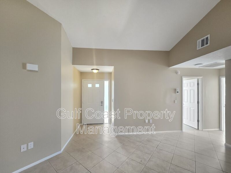 Annual 3 Bedroom, 2 Bath Rental with Vaulted Living Room Ceiling in Lakeside South property image