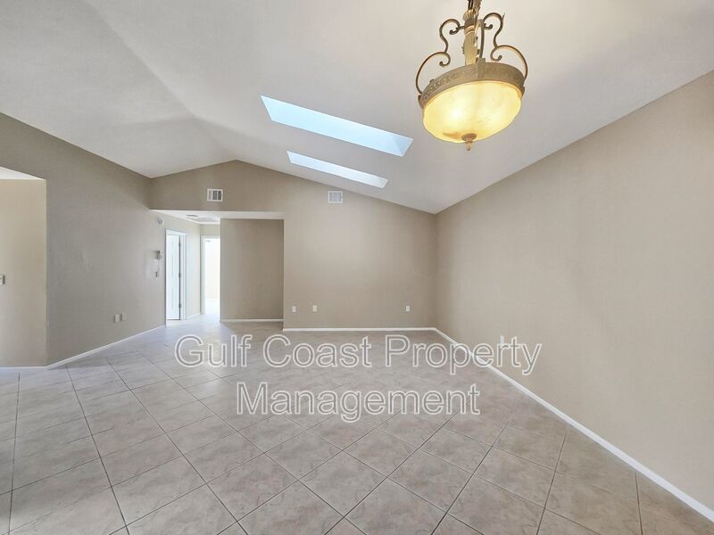 Annual 3 Bedroom, 2 Bath Rental with Vaulted Living Room Ceiling in Lakeside South property image