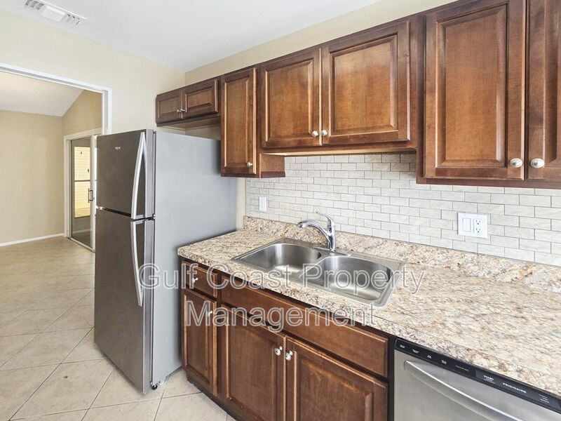 Annual 3 Bedroom, 2 Bath Rental with Vaulted Living Room Ceiling in Lakeside South property image