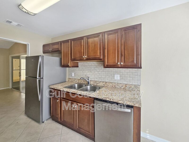 Annual 3 Bedroom, 2 Bath Rental with Vaulted Living Room Ceiling in Lakeside South property image