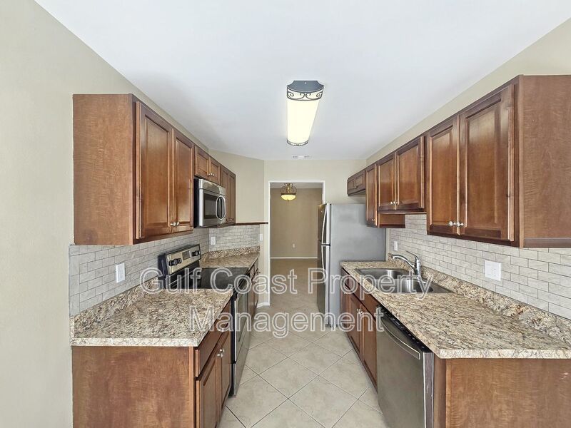 Annual 3 Bedroom, 2 Bath Rental with Vaulted Living Room Ceiling in Lakeside South property image