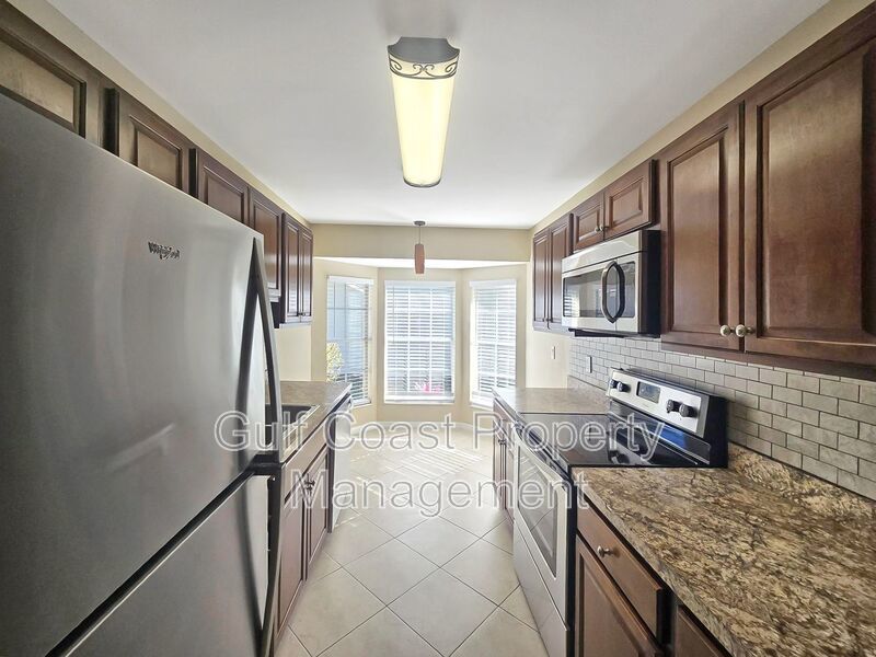 Annual 3 Bedroom, 2 Bath Rental with Vaulted Living Room Ceiling in Lakeside South property image