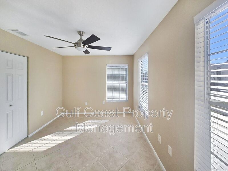 Annual 3 Bedroom, 2 Bath Rental with Vaulted Living Room Ceiling in Lakeside South property image