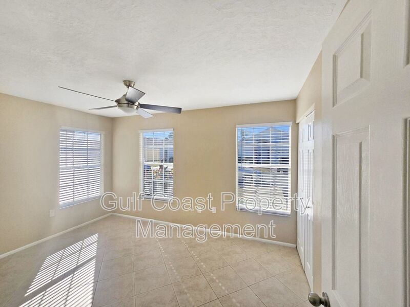 Annual 3 Bedroom, 2 Bath Rental with Vaulted Living Room Ceiling in Lakeside South property image