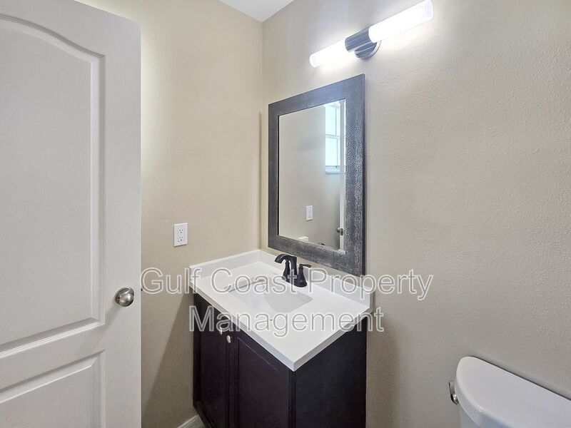 Annual 3 Bedroom, 2 Bath Rental with Vaulted Living Room Ceiling in Lakeside South property image