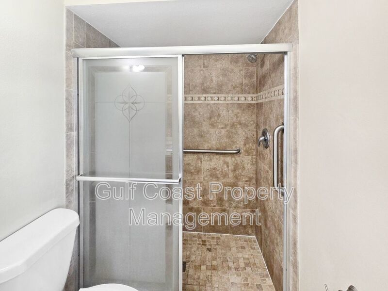 Annual 3 Bedroom, 2 Bath Rental with Vaulted Living Room Ceiling in Lakeside South property image